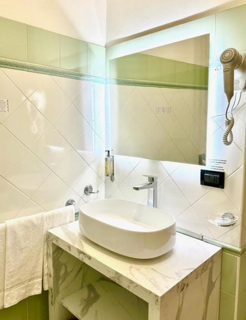 Hotel Leonardo Brescia Luaran gambar